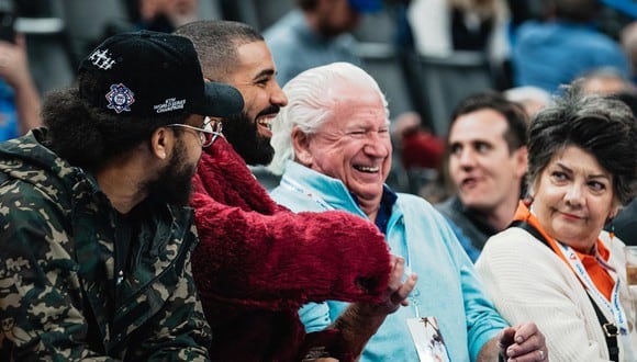 Drake conoció a una pareja de esposos, con quienes entabló una relación muy cercana durante un partido de la NBA.  Créditos: Oklahoma City Thunder / Facebook.