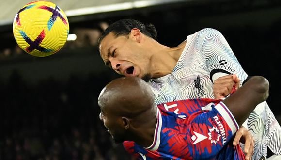 Liverpool's Dutch defender Virgil van Dijk (R) vies with Crystal Palace's French-born striker Jean-Philippe Mateta during the English Premier League football match between Crystal Palace and Liverpool at Selhurst Park in south London on February 25, 2023. (Photo by Glyn KIRK / AFP) / RESTRICTED TO EDITORIAL USE. No use with unauthorized audio, video, data, fixture lists, club/league logos or 'live' services. Online in-match use limited to 120 images. An additional 40 images may be used in extra time. No video emulation. Social media in-match use limited to 120 images. An additional 40 images may be used in extra time. No use in betting publications, games or single club/league/player publications. / 