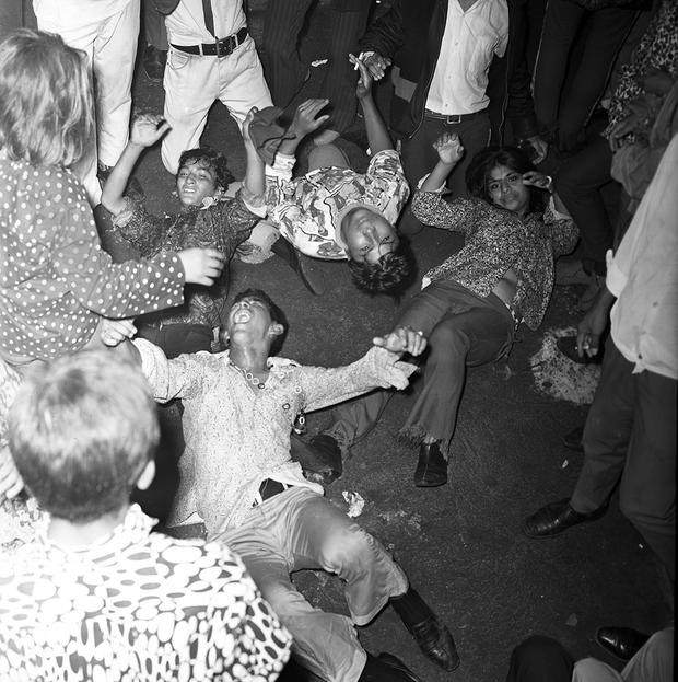 Numerous groups of hippies from Lince, Callao and other districts of the capital attended the party where they demonstrated their dancing skills.  Postcard from 1968. Photo: GEC Historical Archive