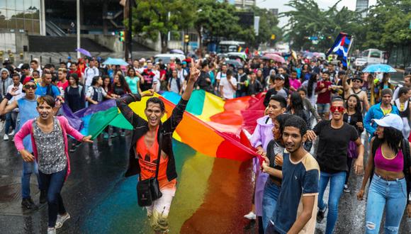 Los manifestantes de la Marcha del Orgullo pasaron tres horas bajo una lluvia que no dio tregua en la capital de Venezuela. (Foto: EFE/Cristian Hernández)