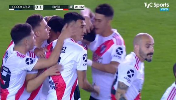 El defensor Joaquín Varela, en su intento por despejar el balón, cabeceó a su arco y le da la ventaja inicial a River Plate en Lanús. (Foto: captura de video)