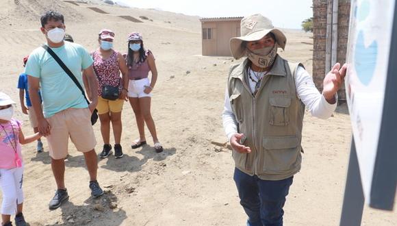 Guía orientando a los turistas sobre la nueva ruta hacia el recinto moche. (Foto: Johnny Aurazo)