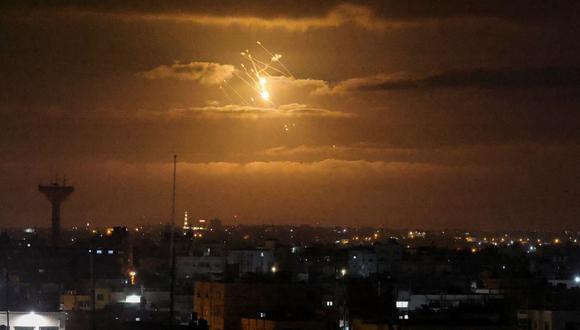 Un misil del sistema de defensa aérea Cúpula de Hierro de Israel ilumina el cielo en el centro de la Franja de Gaza, el 21 de abril de 2022. (SAID KHATIB / AFP).