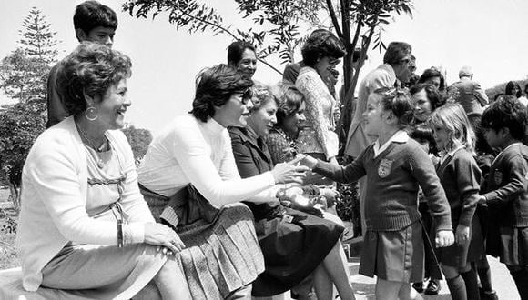El 12 de mayo de 1979, en la víspera del Día de la Madre, estas pequeñas alumnas del colegio Henry Meiggs entregaron rosas a las madres de familia, en una actuación promovida por la Municipalidad de Jesús María. (Foto Archivo Histórico de El Comercio)