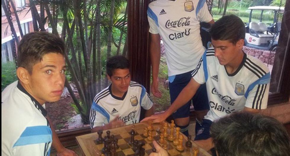 La selección Argentina se relajó jugando ajedrez. (Foto: AFA)