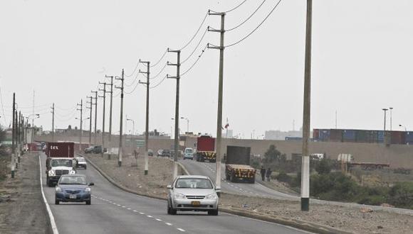 La avenida Néstor Gambetta del Callao fue bloqueada este miércoles por un grupo de personas que viven en asentamientos humanos situados cerca del aeropuerto Jorge Chávez. (Foto: GEC)