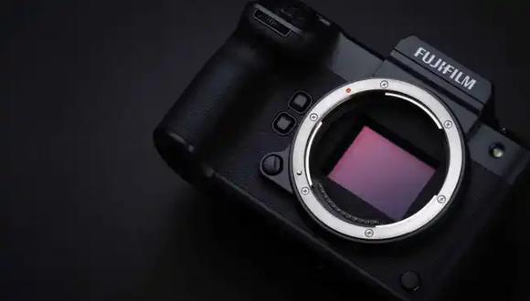 La nueva cámara de Fujifilm se suma a la tendencia de usar la inteligencia artificial.