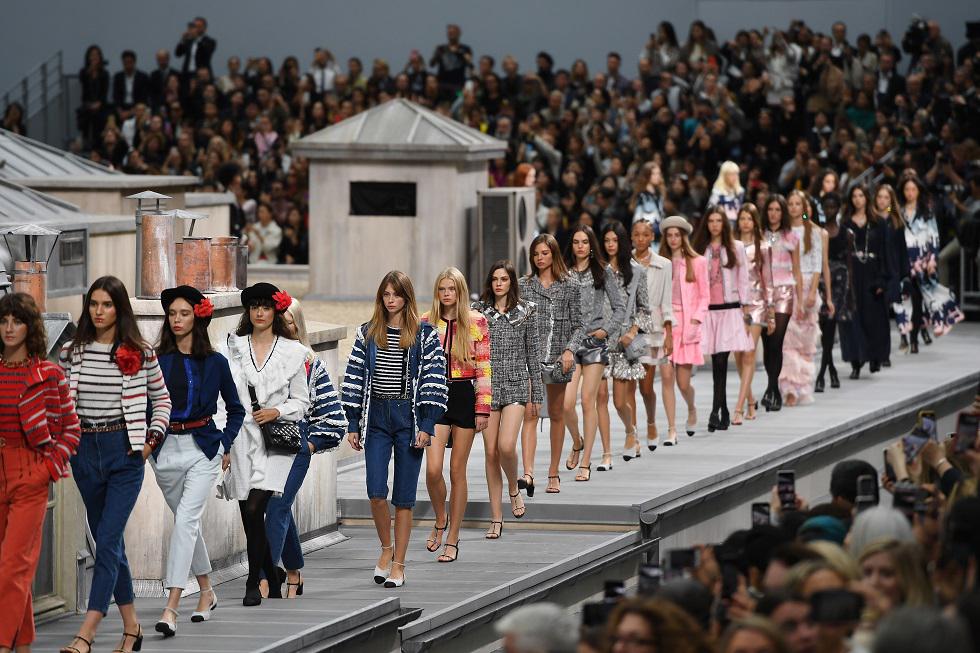 La diseñadora, Virginie Viard, presentó la nueva colección primavera-verano 2020 de Chanel. Mira los looks en la siguiente galería. (Foto: AFP)