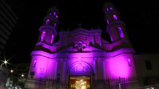 Piura: iluminan de morado la catedral en honor al Señor de los Milagros