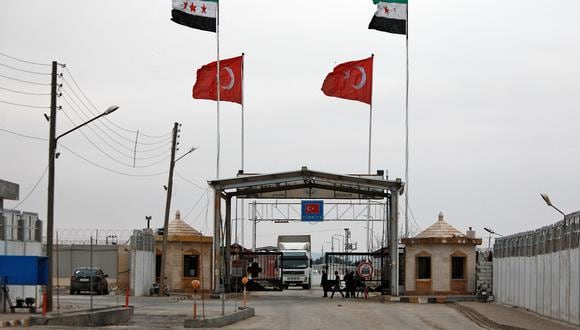 Una vista del lado sirio del puesto de control del cruce de Salamah entre la provincia de Kilis, en el sur de Turquía (fondo) y una parte controlada por los rebeldes de la provincia de Alepo, en el norte de Siria. (Foto de Bakr ALKASEM / AFP)
