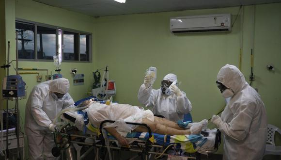 Médicos de urgencias trasladan a un paciente con COVID-19 a un hospital, en Manaos, Brasil, el 15 de mayo de 2020. Per cápita, Manaos es la ciudad de Brasil más golpeada por el COVID-19. (AP Foto/Felipe Dana).