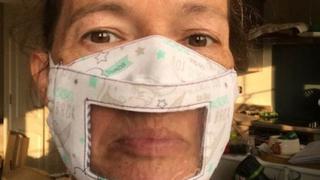 Protección ante el coronavirus: la ingeniosa mascarilla que permite a los sordos leer los labios (y ver una sonrisa)