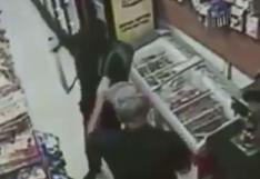 YouTube: ladrones ingresaron con machetes a tienda pero salieron corriendo  | VIDEO