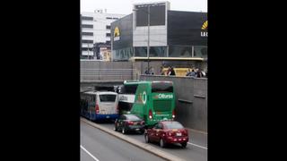 San Isidro: bus interprovincial queda atrapado en puente Villarán