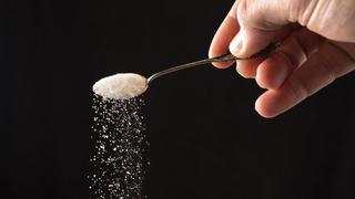 ¿Cuántas cucharaditas de azúcar al día se recomienda consumir como máximo?