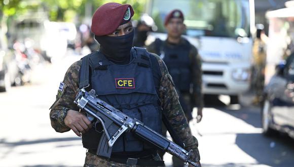 Soldados patrullan durante un operativo contra delincuentes en la comunidad de Tutunichapa en San Salvador, El Salvador, el 24 de diciembre de 2022. (Marvin RECINOS / AFP).