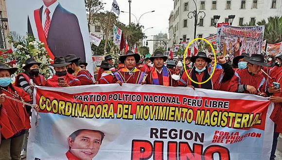 Grover Mamani junto a otros representantes del gremio de docentes de Puno, frente a la sede del Jurado Nacional de Elecciones, en Lima.(Foto: Facebook de Grover Mamani)