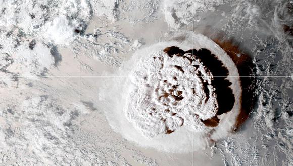 Una captura tomada del satélite NOAA GOES-West el 15 de enero de 2022 y obtenida a través de la NASA muestra la erupción del volcán Hunga-Tonga-Hunga-Haa'pai en Tonga que provocó un tsunami. (Foto: NASA/NOAA / AFP)