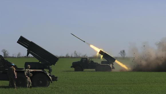 Los ucranianos disparan múltiples cohetes desde su posición cerca de la ciudad de Popasna, no lejos de Lugansk, Ucrania, el 26 de abril de 2022 en medio de la invasión rusa. (EFE/EPA/STR).
