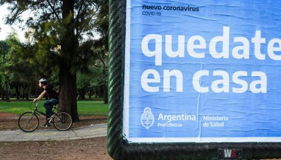 Un anuncio en Argentina pide a los ciudadanos que no salgan por el coronavirus. Foto: GETTY IMAGES, vía BBC Mundo