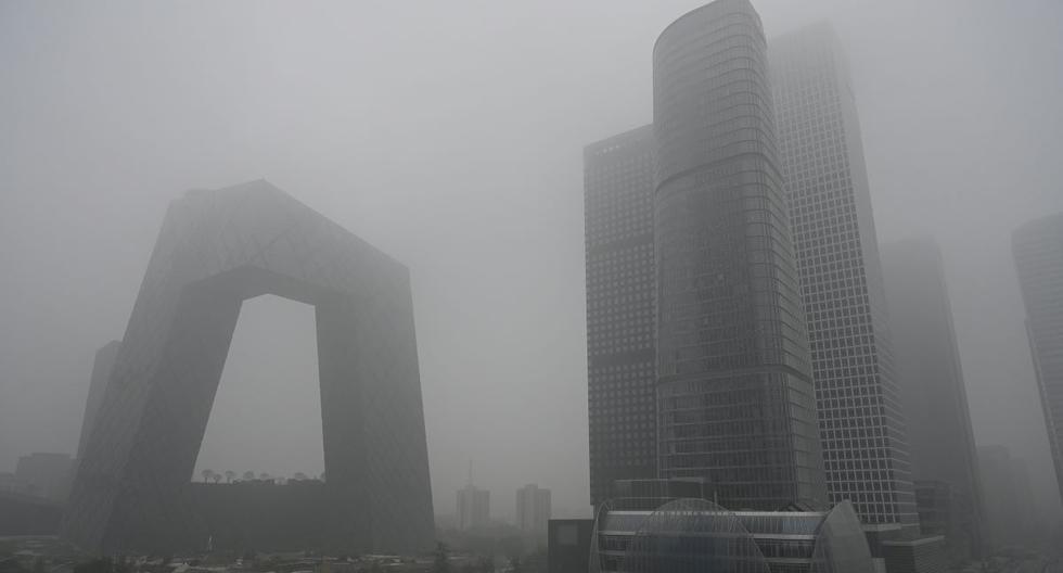 Edificios cubiertos por la contaminación en el distrito comercial de Beijing, China, el 5 de noviembre de 2021. (JADE GAO / AFP).