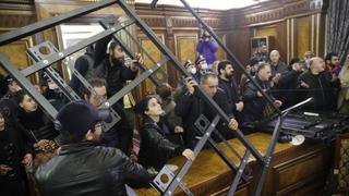 Armenios enfadados con Pashinián irrumpen en sede de Gobierno y el Parlamento | FOTOS