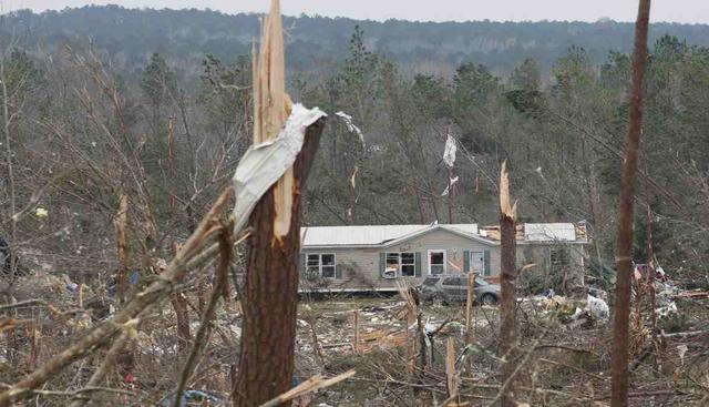 El 4 de marzo de 2019, se vio el daño de un tornado que mató al menos a 23 personas en Beauregard, Alabama. (Foto: AFP)