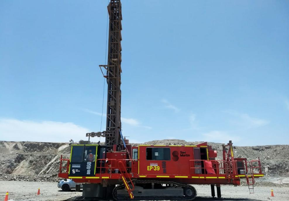 San Martín Contratistas Generales, empresa dedicada a los servicios de operación minera y construcción, adquirió una perforadora Sandvik DR 460, que está equipada para operar en configuraciones rotativas de 203 hasta 311 milímetros de diámetro.