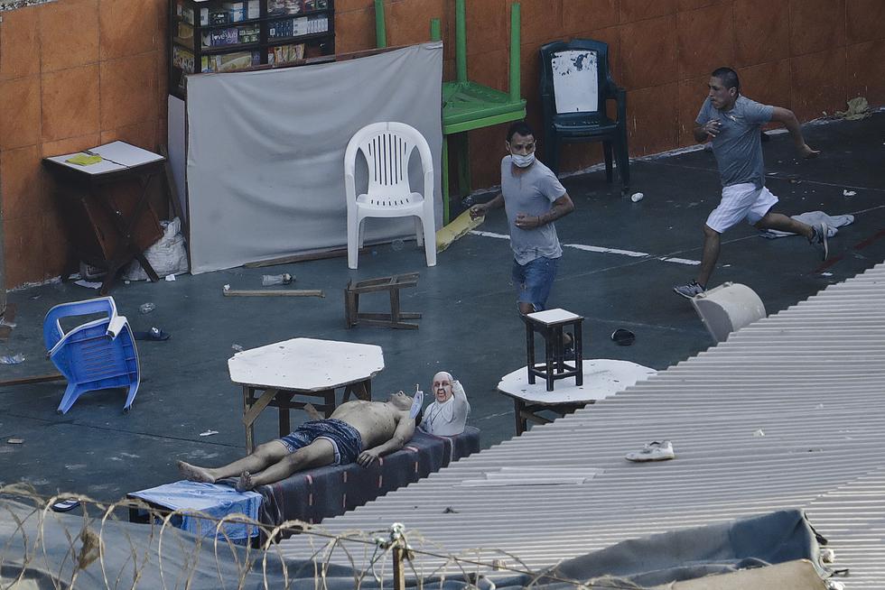 Los reclusos colocaron a uno de los fallecidos en el patio. (Foto: Piko Tamashiro)