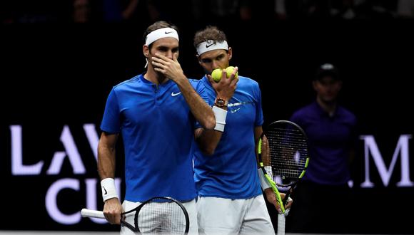 Rafael Nadal y Roger Federer disputaron su primer partido de dobles juntos frente al dúo estadounidense formado por Sam Querrey y Jack Sock. (Foto: AFP)