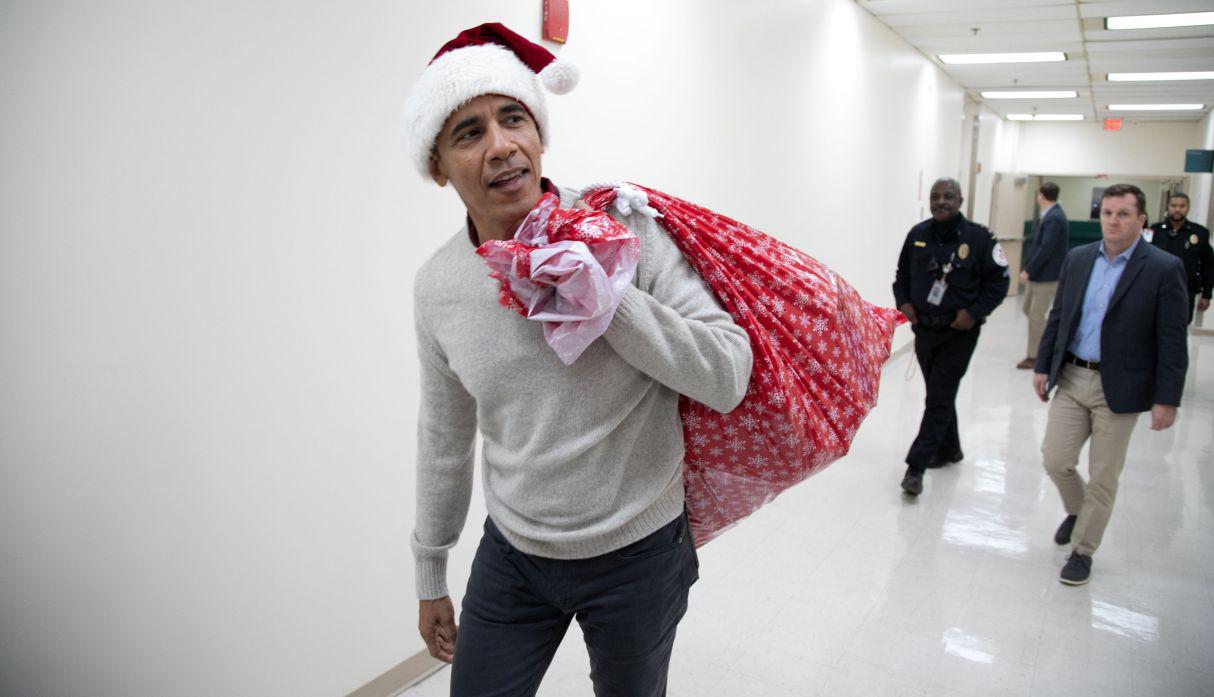 Fotografía obtenida por cortesía de la Fundación Obama muestra al ex presidente de los Estados Unidos, Barack Obama, entregando regalos. (Foto: AFP)