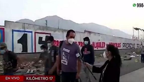 Varias personas caminan para poder llegar a sus trabajos o viviendas debido a no pueden tomar vehículos debido al bloqueo de la Carretera Central por paro de transportistas. (Captura: América Noticias)