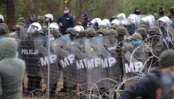 Las tropas polacas y los guardias fronterizos con escudos impidieron que los migrantes cruzaran a su país. (Getty Images).
