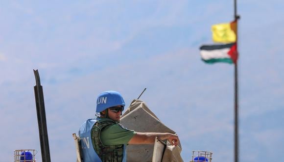 Las fuerzas de paz de la Fuerza Provisional de las Naciones Unidas en el Líbano (FPNUL) patrullan la zona fronteriza entre el Líbano e Israel, el 13 de octubre de 2023. (Foto de Joseph EID / AFP)