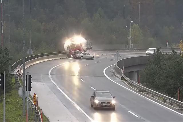 n conductor imprudente ha protagonizado un espectacular accidente en Eslovenia. (YouTube | Klip)