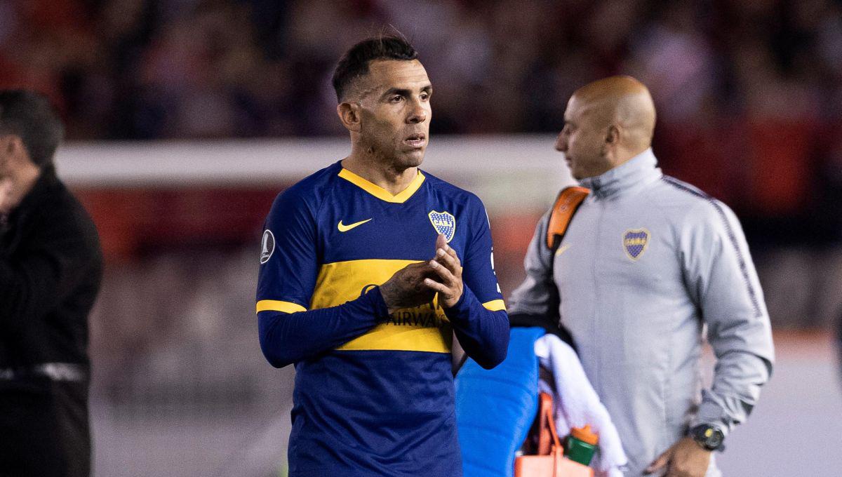 Carlos Tevez salió de la cancha del estadio Monumental realizando un polémico gesto. (Foto: EFE/Matias Napoli Escalero)