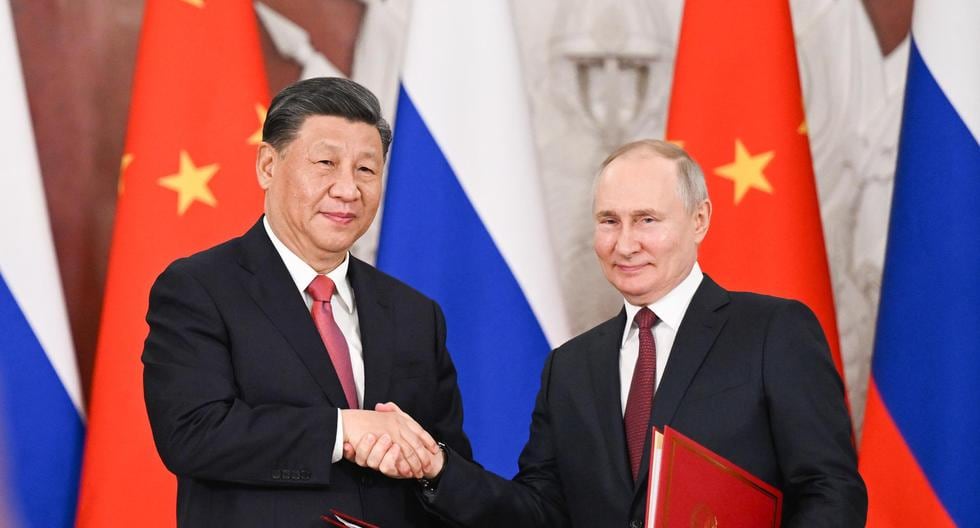 El presidente de China, Xi Jinping, y su homólogo de Rusia, Vladimir Putin, se dan la mano después de firmar una declaración conjunta el 21 de marzo de 2023 en Moscú. (EFE/EPA/XINHUA / Xie Huanchi CHINA).