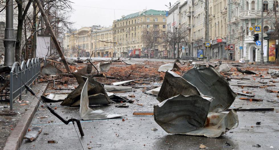Los daños después del bombardeo de las fuerzas de Rusia sobre la Plaza de la Constitución en Kharkiv, la segunda ciudad más grande de Ucrania, el 2 de marzo de 2022. (Serguéi BOBOK / AFP).