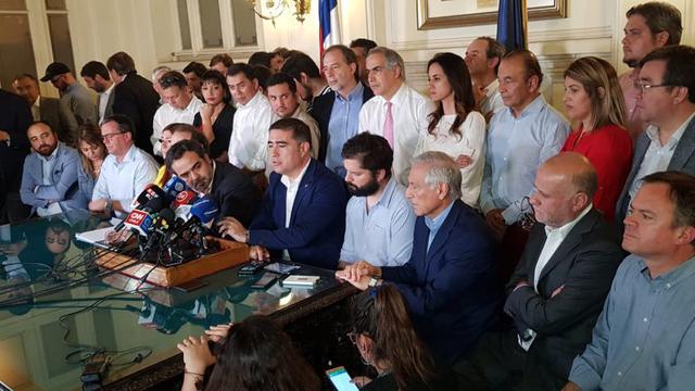 El Presidente del Senado Jaime Quintana fue el encargado de leer el acuerdo, que calificó de "una respuesta de la buena política". (Twitter: Matías Walker Prieto)