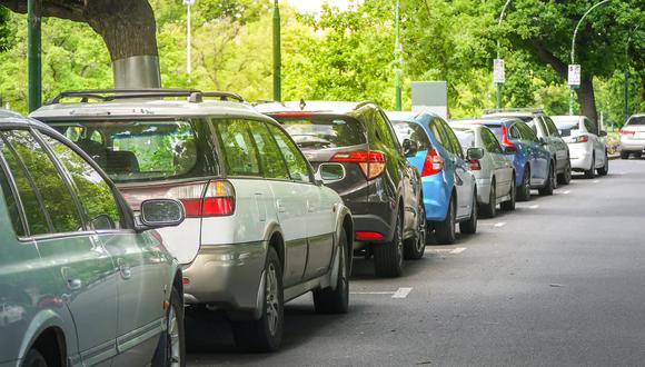 Estacionar el auto interrumpiendo el tránsito conlleva una multa de 528 soles. (Foto: CLA)