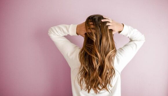 Hay muchos factores que pueden dañar tu cabello y quitarle la fuerza.  (Foto: Element5 Digital / Pexels)