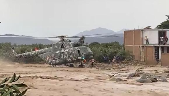 La nave de las Fuerzas Armadas tuvo que realizar varios vuelos para poder poner a buen recaudo a todas estas personas. Foto: Andina