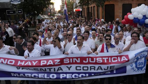Compañeros de universidad del difunto fiscal antidrogas Marcelo Pecci marchan para exigir justicia por su asesinato, en Asunción, Paraguay.