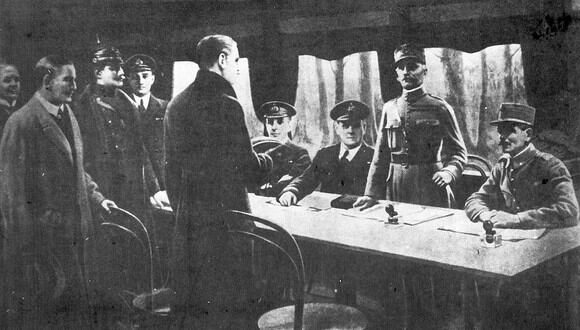 Firma del armisticio. El 11 de noviembre de 1918, representantes alemanes y el general francés Weygand, suscribieron el final de la Primera Guerra Mundial. (Foto: EFE)