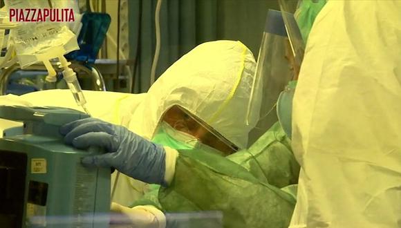 Los médicos con trajes protectores tratan a pacientes con coronavirus en una unidad de cuidados intensivos en el hospital de Cremona, en el norte de Italia. (Reuters).
