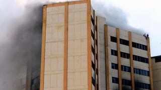 Dos muertos y 22 heridos por incendio en el ministerio de Hacienda de El Salvador [VIDEO]