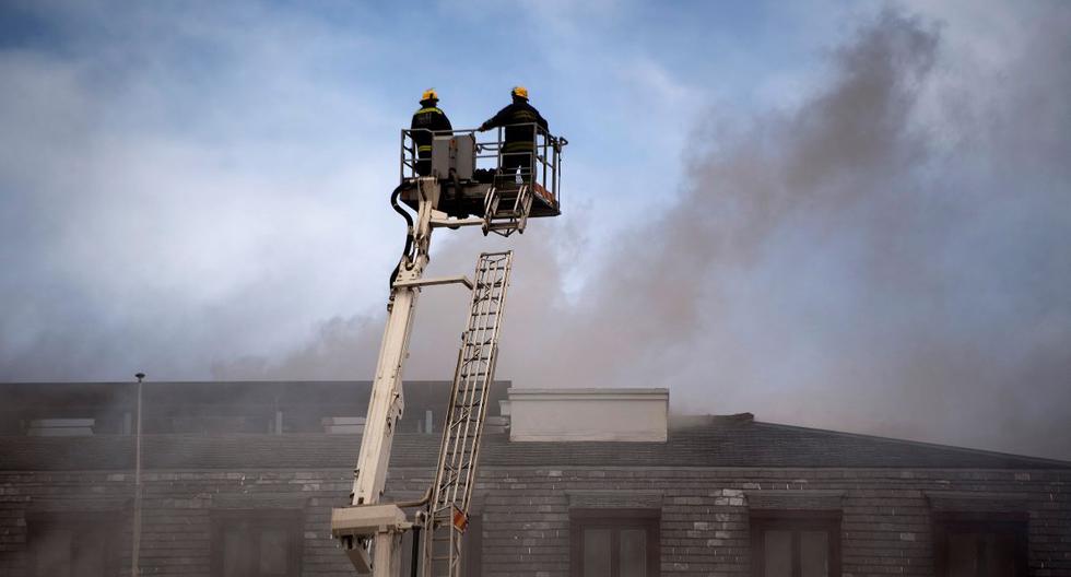 Los bomberos combaten un incendio en el edificio de la Asamblea Nacional de Sudáfrica. (RODGER BOSCH / AFP).