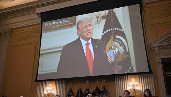 Se muestra un video del expresidente de los Estados Unidos, Donald Trump, en la audiencia del Comité Selecto de la Cámara de Representantes de los Estados Unidos para investigar el ataque al Capitolio, en Washington, DC, el 13 de octubre de 2022. (Foto de MANDEL NGAN / AFP)