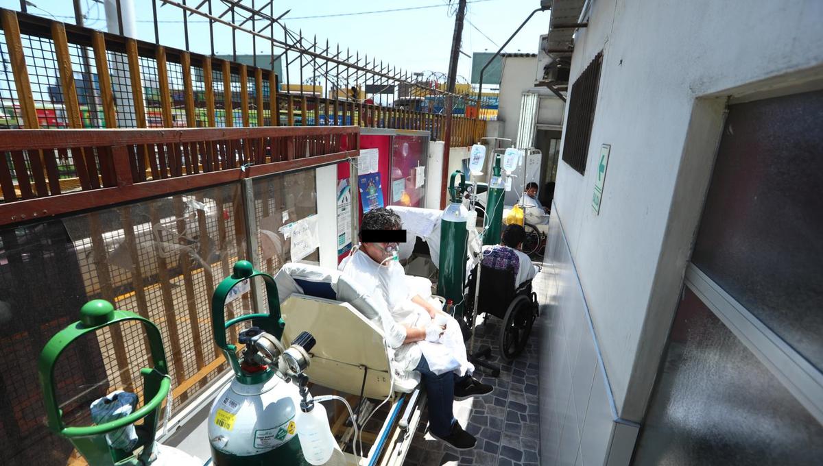 Una reja de fierro separa a la vía pública de este estrecho pasadizo sin techo donde cuatro pacientes reciben tratamiento ante COVID-19. (Foto: Alessandro Currarino)