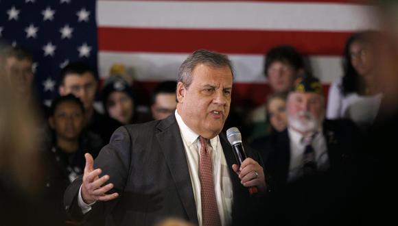 El exgobernador de Nueva Jersey y candidato presidencial republicano Chris Christie se dirige a los votantes durante una reunión estilo ayuntamiento en Hollis, New Hampshire, EE.UU., el 4 de enero de 2024. (Foto de EFE/EPA/CJ GUNTHER)